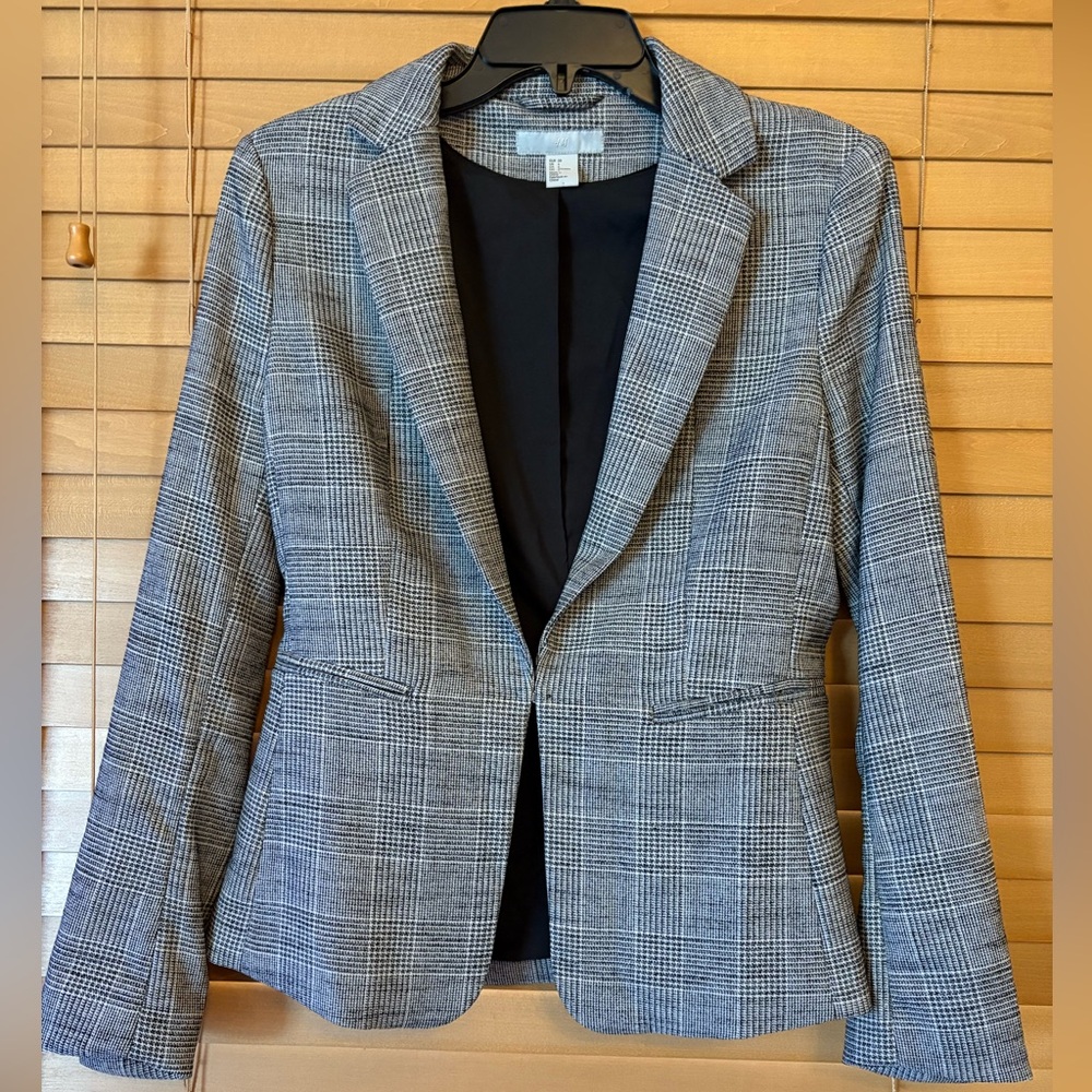H&M NWOT Gray Blazer with Notched Lapel and Tailored Fit. Size 6